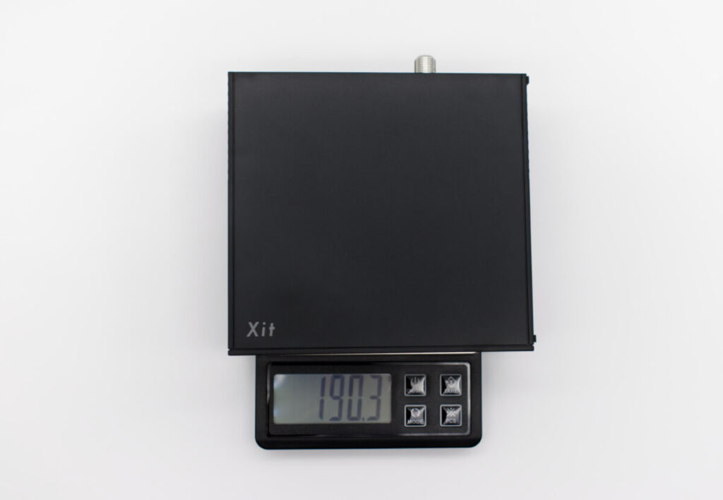 Xit AirBoxを秤に載せている。重さは19.03g。